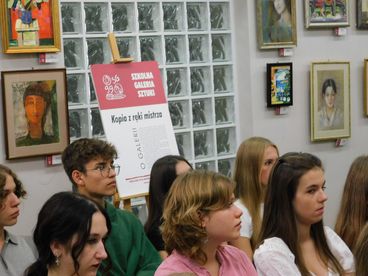 Uczniowie z Warszawy - autorzy prac pokazanych na wystawie „Ludzie, miejsca, refleksje...” odwiedzili dziś Wieluń